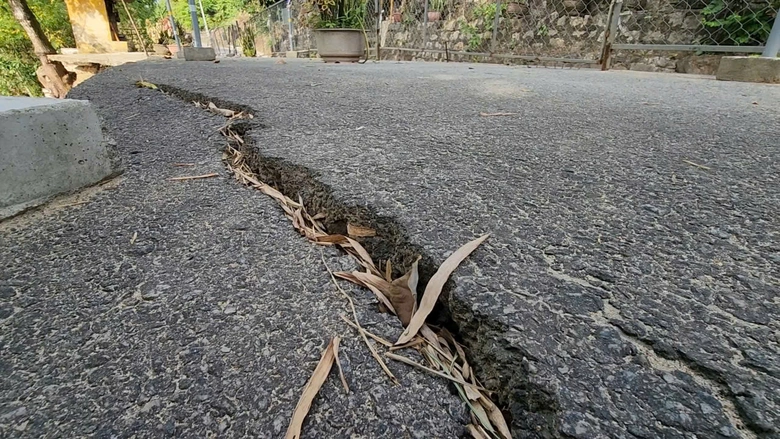 Tỉnh lộ huyết mạch ở Quảng Ng&atilde;i sạt lở hơn 6 th&aacute;ng tiếp tục ăn s&acirc;u v&agrave;o mặt đường- Ảnh 5.