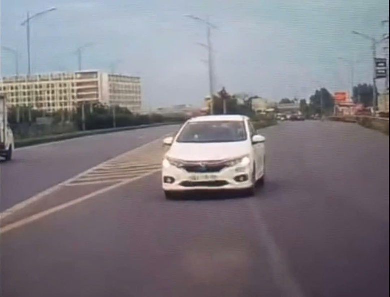 Phạt 35 triệu đồng, trừ 10 điểm GPLX t&agrave;i xế đi ngược chiều tr&ecirc;n cao tốc H&agrave; Nội - Bắc Giang- Ảnh 1.