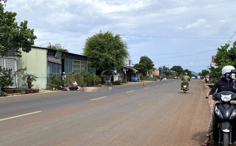 Xe kh&aacute;ch va chạm xe m&aacute;y tr&ecirc;n đường tỉnh, người phụ nữ tử vong thương t&acirc;m- Ảnh 1.