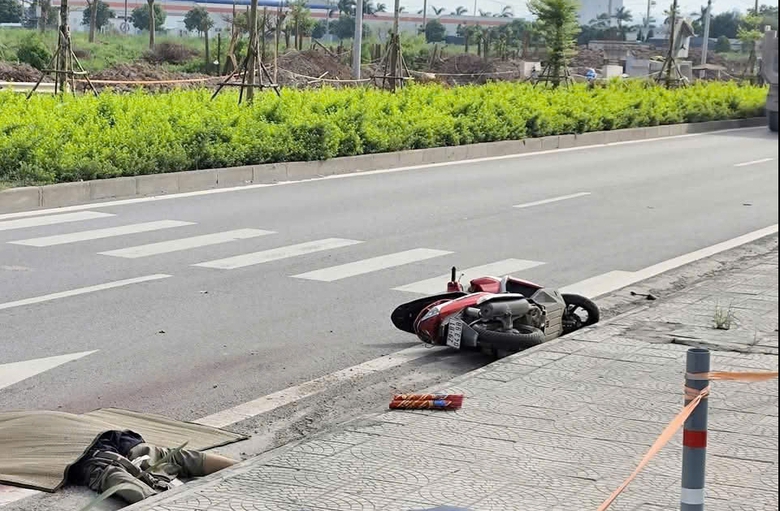 Bị xe tải chạy c&ugrave;ng chiều c&aacute;n, người đ&agrave;n &ocirc;ng đi xe m&aacute;y tử vong- Ảnh 1.