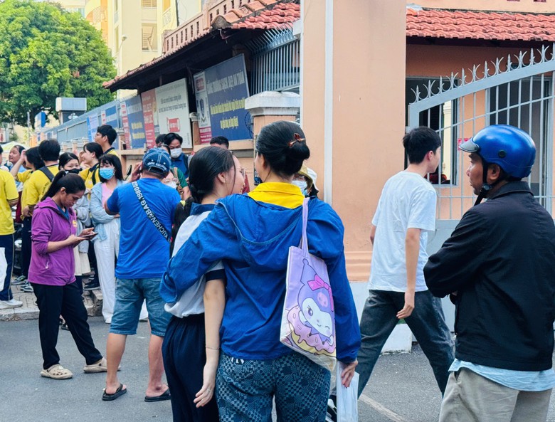 Sĩ tử TP.HCM tự tin bước v&agrave;o kỳ thi tuyển sinh lớp 10- Ảnh 4.