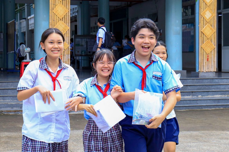 TP.HCM: Th&iacute; sinh bị lập bi&ecirc;n bản v&igrave; đ&aacute;nh dấu k&yacute; tự lạ, viết hai m&agrave;u mực tr&ecirc;n b&agrave;i thi- Ảnh 2.