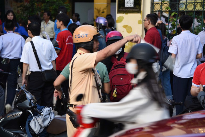 Sĩ tử TP.HCM tự tin bước v&agrave;o kỳ thi tuyển sinh lớp 10- Ảnh 6.