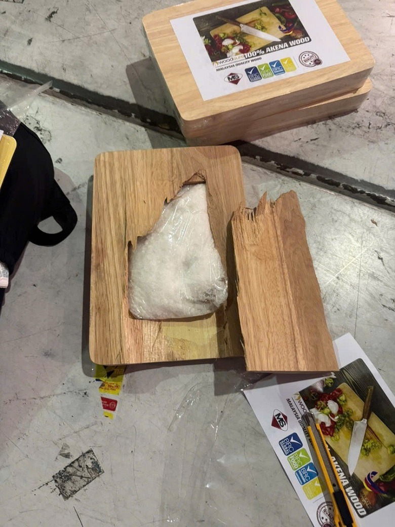 Bắt giữ 5kg ma t&uacute;y đ&aacute; giấu trong thớt gỗ qua s&acirc;n bay T&acirc;n Sơn Nhất- Ảnh 1.