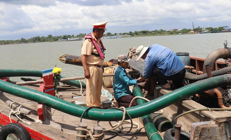 Vĩnh Long phát hiện 2 trường hợp nghi vận chuyển cát sông trái phép- Ảnh 1. Vĩnh Long phát hiện 2 trường hợp nghi vận chuyển cát sông trái phép- Ảnh 1.