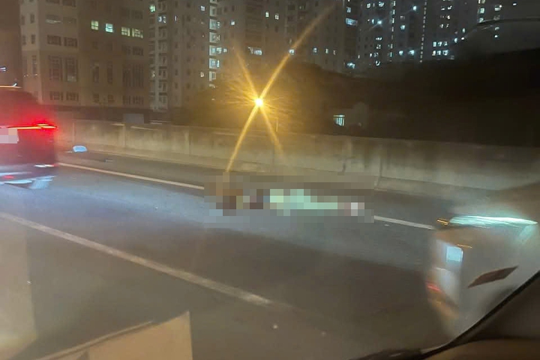 H&agrave; Nội: Va chạm &ocirc; t&ocirc; ở đường V&agrave;nh đai 3 tr&ecirc;n cao, t&agrave;i xế xe m&aacute;y tử vong- Ảnh 1.