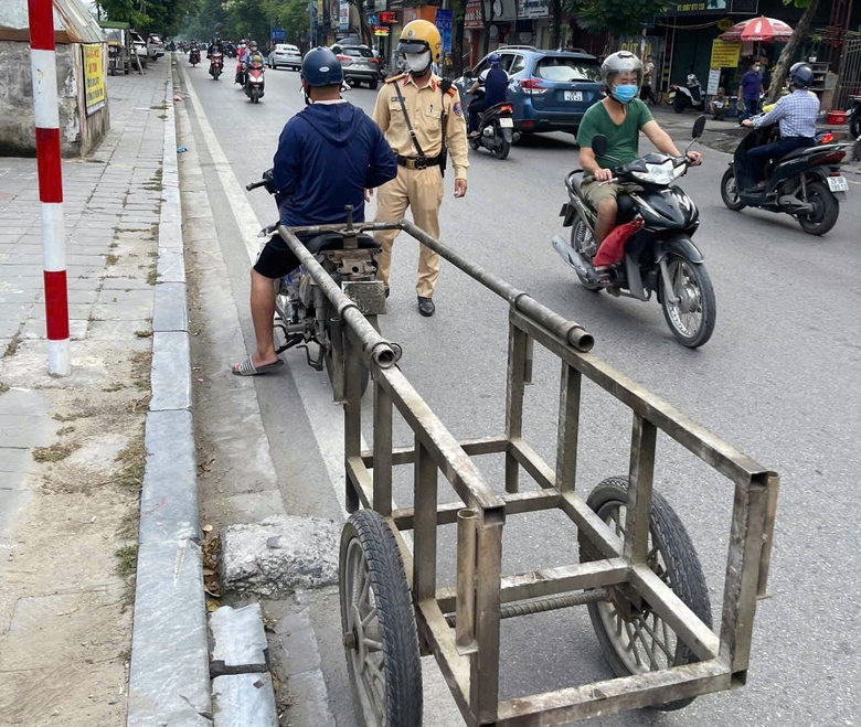 H&agrave; Nội truy qu&eacute;t, xử l&yacute; xe tự chế chở h&agrave;ng h&oacute;a cồng kềnh- Ảnh 3.
