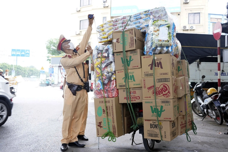H&agrave; Nội truy qu&eacute;t, xử l&yacute; xe tự chế chở h&agrave;ng h&oacute;a cồng kềnh- Ảnh 1.