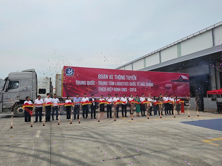 Đ&oacute;n chuyến xe đầu ti&ecirc;n th&ocirc;ng tuyến quốc tế về Trung t&acirc;m Logistics quốc tế Bắc Giang- Ảnh 1.