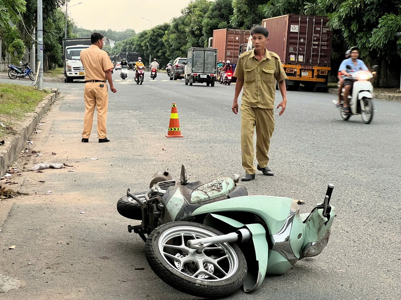 Ng&atilde; xe m&aacute;y văng v&agrave;o cột biển b&aacute;o hiệu, người đ&agrave;n &ocirc;ng tử vong- Ảnh 1.