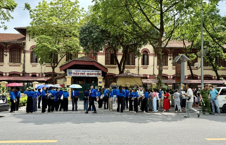 Th&iacute; sinh H&agrave; Nội rạng rỡ ho&agrave;n th&agrave;nh m&ocirc;n Ngữ văn kỳ thi lớp 10- Ảnh 1.