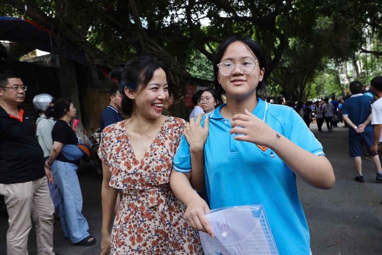 Th&iacute; sinh H&agrave; Nội "thở ph&agrave;o" sau b&agrave;i thi tiếng Anh v&agrave;o 10- Ảnh 2.