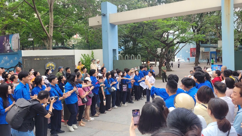 Th&iacute; sinh H&agrave; Nội "thở ph&agrave;o" sau b&agrave;i thi tiếng Anh v&agrave;o 10- Ảnh 1.
