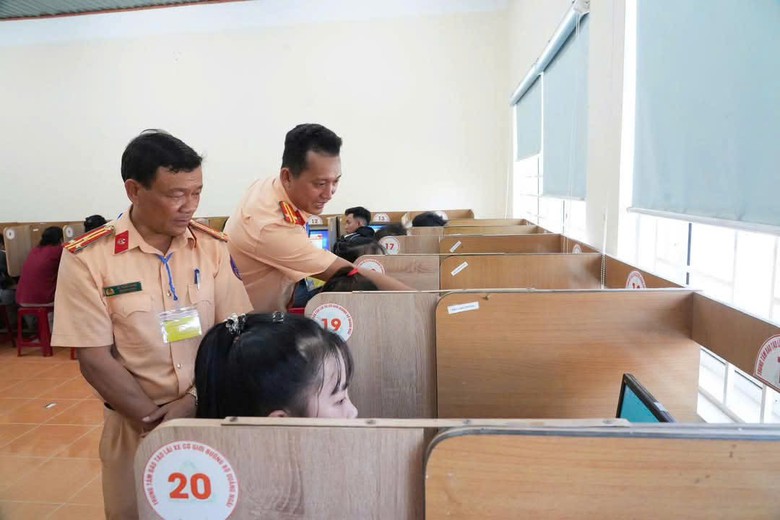 Hơn 80% th&iacute; sinh vượt qua kỳ thi s&aacute;t hạch l&aacute;i xe đầu ti&ecirc;n do C&ocirc;ng an Quảng Ng&atilde;i tổ chức- Ảnh 2.