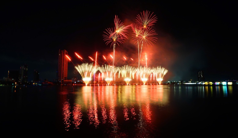 Ph&aacute;o hoa quốc tế Đ&agrave; Nẵng: M&agrave;n tranh t&agrave;i nảy lửa của t&acirc;n binh- Ảnh 2.