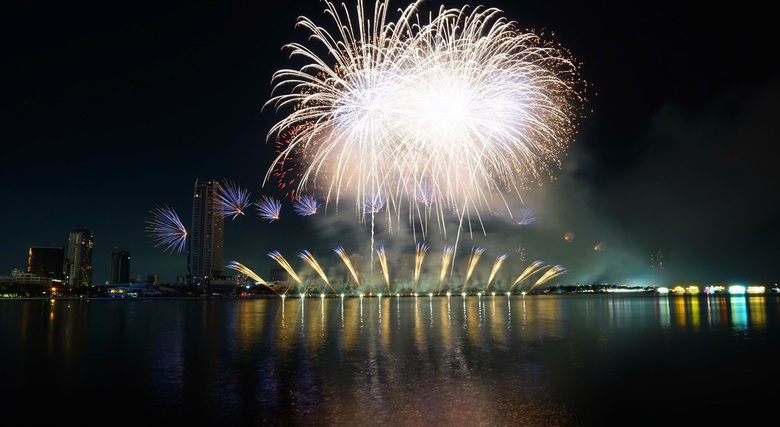 Ph&aacute;o hoa quốc tế Đ&agrave; Nẵng: M&agrave;n tranh t&agrave;i nảy lửa của t&acirc;n binh- Ảnh 6.