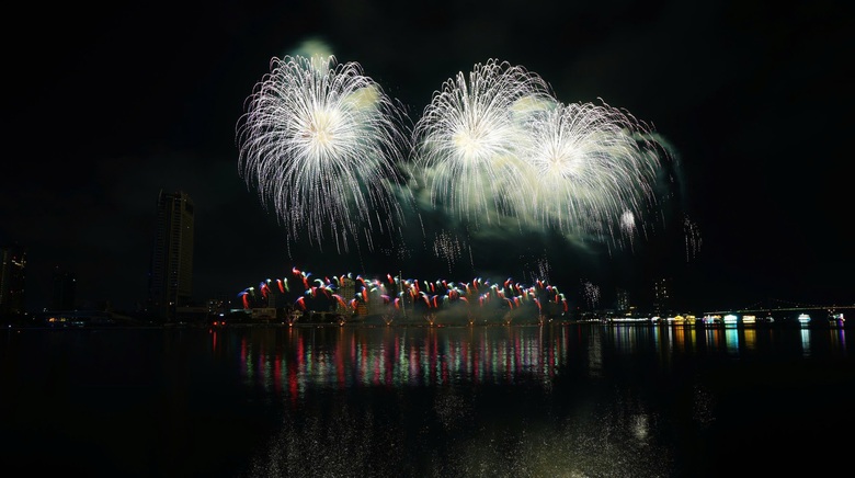 Ph&aacute;o hoa quốc tế Đ&agrave; Nẵng: M&agrave;n tranh t&agrave;i nảy lửa của t&acirc;n binh- Ảnh 11.