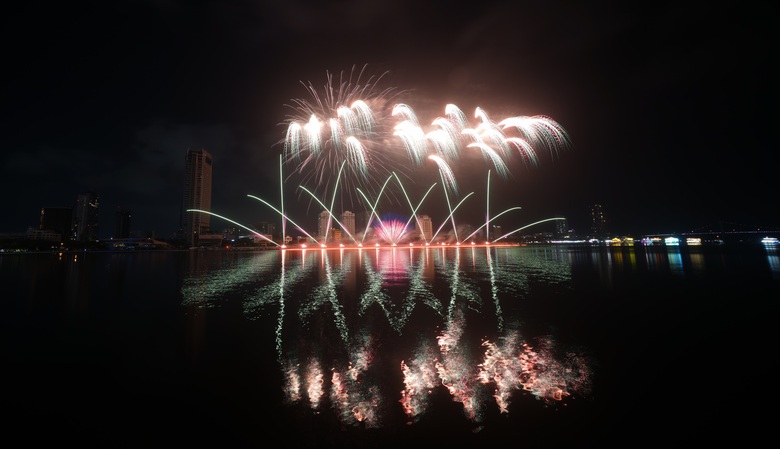 Ph&aacute;o hoa quốc tế Đ&agrave; Nẵng: M&agrave;n tranh t&agrave;i nảy lửa của t&acirc;n binh- Ảnh 12.