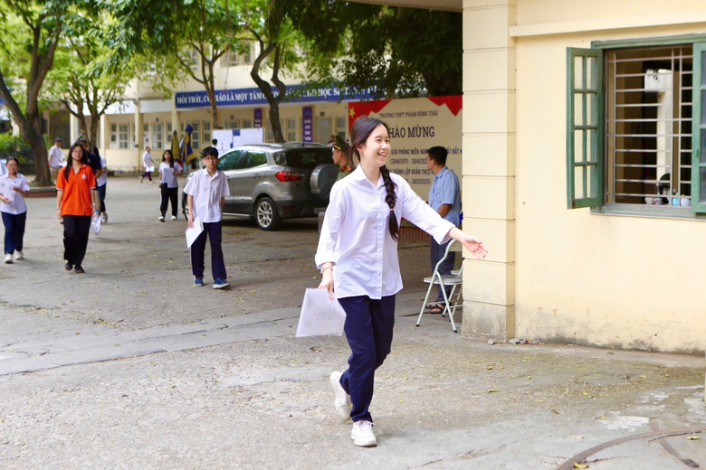 Th&iacute; sinh H&agrave; Nội rạng rỡ ho&agrave;n th&agrave;nh m&ocirc;n Ngữ văn kỳ thi lớp 10- Ảnh 3.