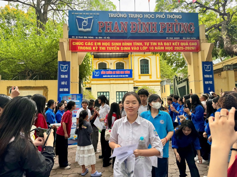 Th&iacute; sinh H&agrave; Nội rạng rỡ ho&agrave;n th&agrave;nh m&ocirc;n Ngữ văn kỳ thi lớp 10- Ảnh 4.