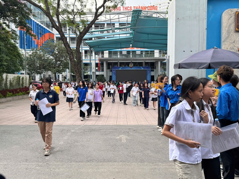 Th&iacute; sinh H&agrave; Nội "thở ph&agrave;o" sau b&agrave;i thi tiếng Anh v&agrave;o 10- Ảnh 4.