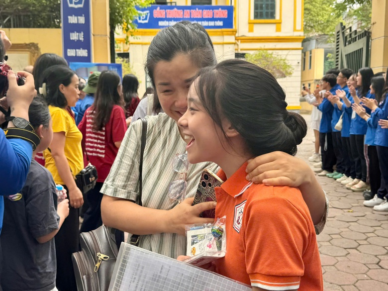 Th&iacute; sinh H&agrave; Nội rạng rỡ ho&agrave;n th&agrave;nh m&ocirc;n Ngữ văn kỳ thi lớp 10- Ảnh 5.