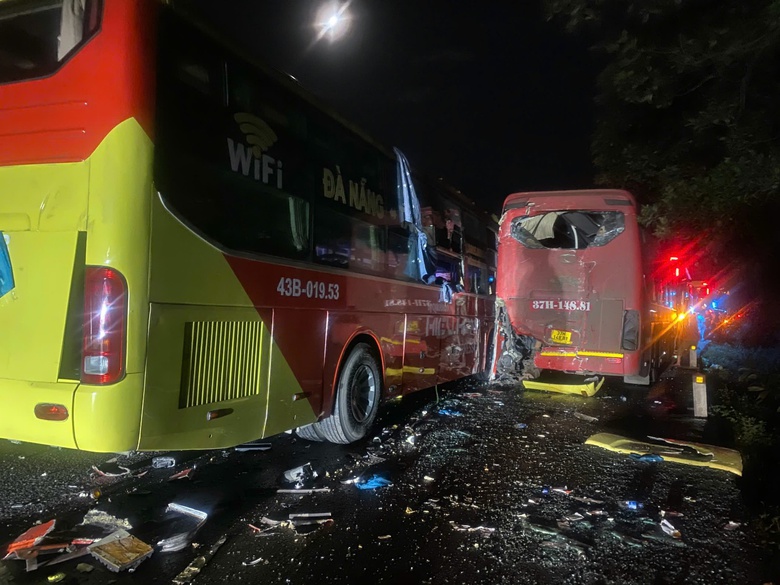 Xe kh&aacute;ch t&ocirc;ng li&ecirc;n ho&agrave;n tr&ecirc;n đường tr&aacute;nh Huế c&oacute; c&ograve;n hạn kiểm định?- Ảnh 1.