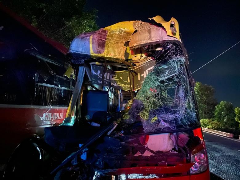 Xe kh&aacute;ch t&ocirc;ng li&ecirc;n ho&agrave;n tr&ecirc;n đường tr&aacute;nh Huế c&oacute; c&ograve;n hạn kiểm định?- Ảnh 2.