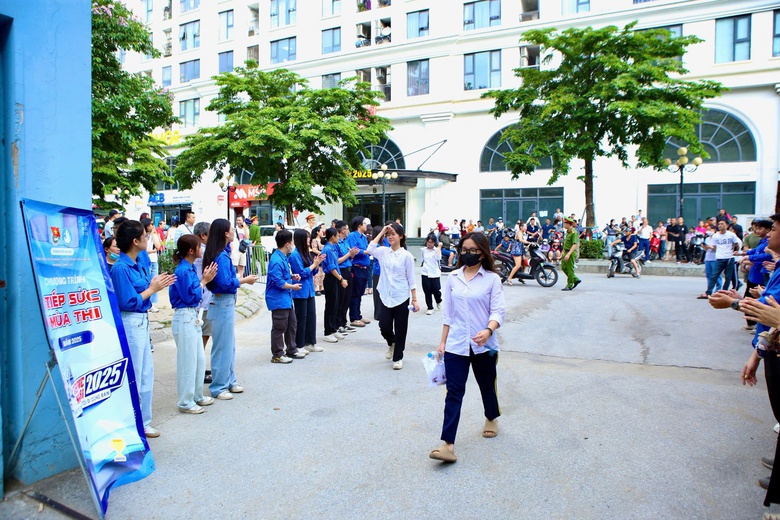 Hà Nội có 12 thí sinh phải hỗ trợ y tế trong giờ thi Ngữ văn- Ảnh 1. Hà Nội có 12 thí sinh phải hỗ trợ y tế trong giờ thi Ngữ văn- Ảnh 1.