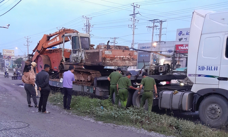 Long An: Tự t&eacute; tr&ecirc;n QL1, hai người đi xe m&aacute;y bị xe container c&aacute;n tử vong- Ảnh 1.