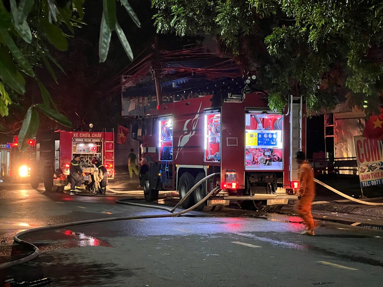 B&igrave;nh Dương: Nh&agrave; h&agrave;ng ch&aacute;y dữ dội, nh&acirc;n vi&ecirc;n th&aacute;o chạy tho&aacute;t th&acirc;n- Ảnh 1.