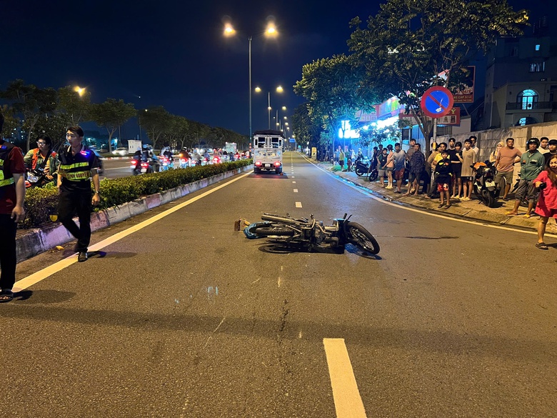 Va quệt với xe m&aacute;y, người đ&agrave;n &ocirc;ng ng&atilde; xuống đường, bị xe tải c&aacute;n tử vong tại chỗ- Ảnh 1.