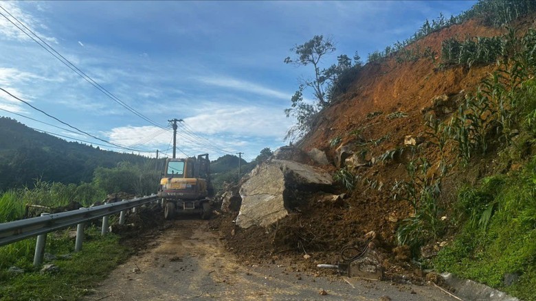 Mưa lũ ở L&agrave;o Cai: Quốc lộ 4D sạt lở; một người mất t&iacute;ch- Ảnh 1.