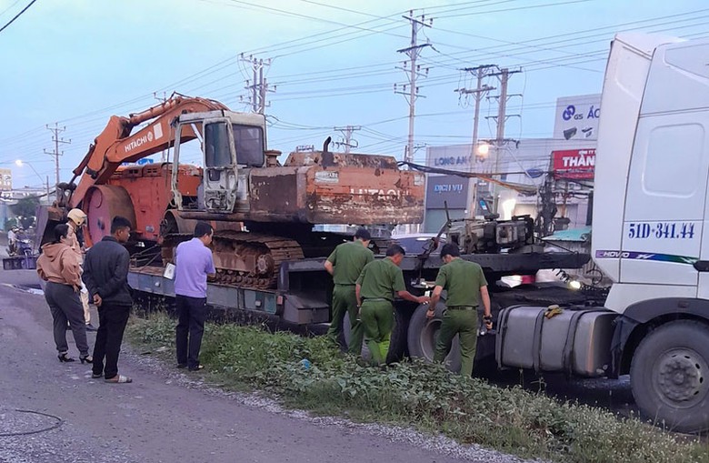 Lực lượng chức năng kh&aacute;m nghiệm hiện trường vụ tai nạn.