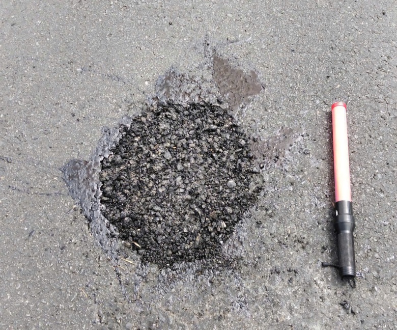 Chủ đầu tư n&oacute;i g&igrave; về hư hỏng mặt đường tr&ecirc;n cao tốc Vĩnh Hảo - Phan Thiết?- Ảnh 1.