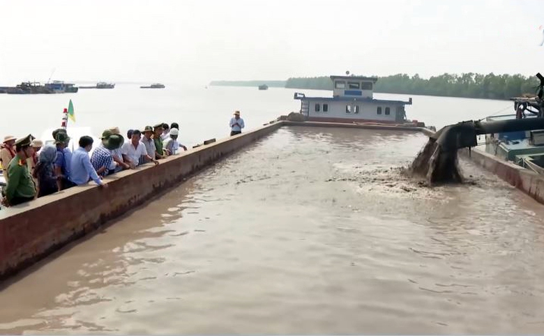 Chủ tịch S&oacute;c Trăng: C&oacute; thể th&iacute; điểm d&ugrave;ng c&aacute;t biển phục vụ cao tốc khi thiếu c&aacute;t s&ocirc;ng- Ảnh 2.
