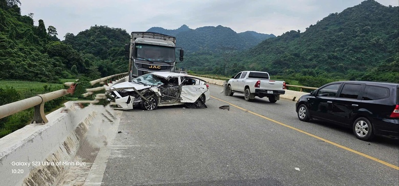 Tai nạn tr&ecirc;n đường Hồ Ch&iacute; Minh, xe tải văng khỏi cầu, 1 người tử vong- Ảnh 1.