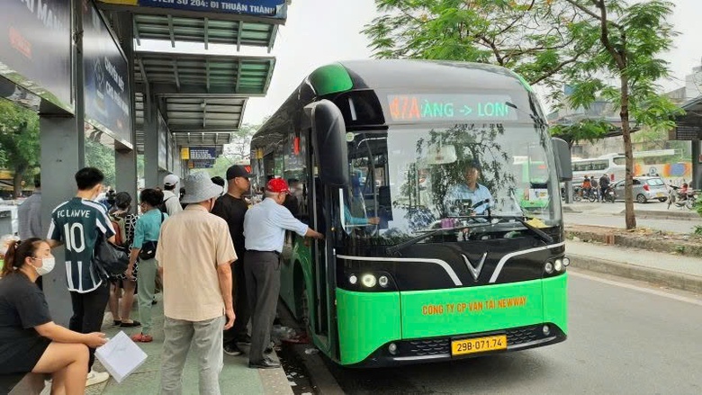 H&agrave; Nội: Xe bu&yacute;t, metro phục vụ cả trăm triệu h&agrave;nh kh&aacute;ch trong 6 th&aacute;ng đầu năm- Ảnh 1.