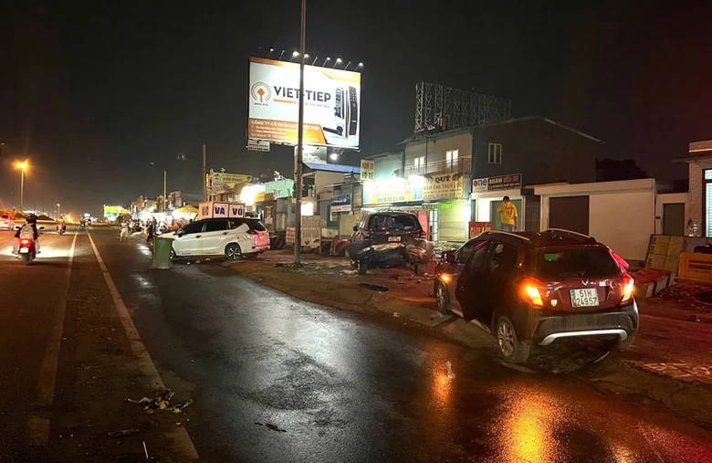 Ba chiếc ô tô tại hiện trường vụ tai nạn. Ba chiếc ô tô tại hiện trường vụ tai nạn.