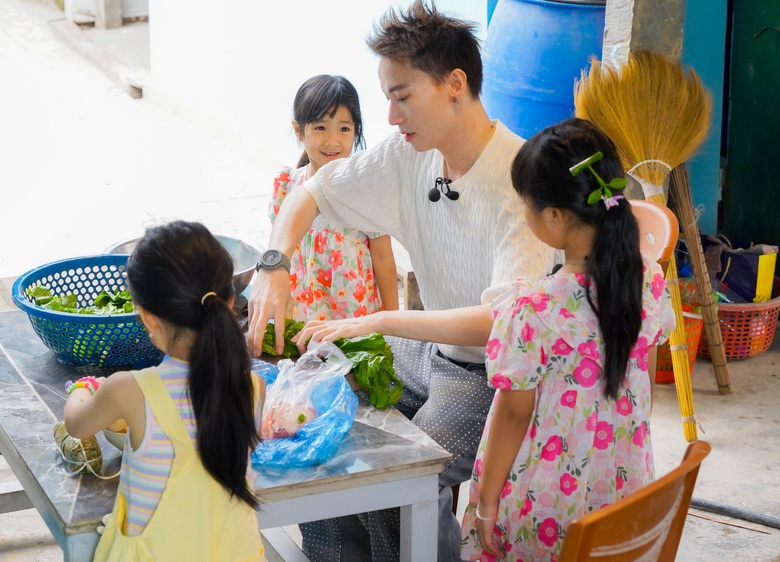 S.T Sơn Thạch lần đầu l&agrave;m bố chăm s&oacute;c 5 con trong Bố ơi m&igrave;nh đi đ&acirc;u thế?- Ảnh 6.