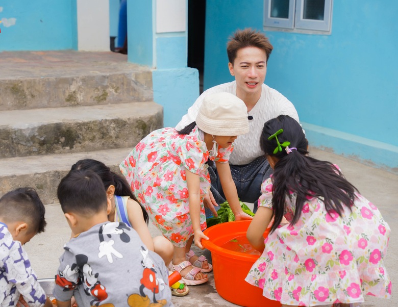 S.T Sơn Thạch lần đầu l&agrave;m bố chăm s&oacute;c 5 con trong Bố ơi m&igrave;nh đi đ&acirc;u thế?- Ảnh 5.