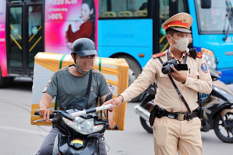 H&agrave; Nội: CSGT ra qu&acirc;n ghi h&igrave;nh vi phạm, h&agrave;ng trăm xe m&aacute;y bị phạt nguội- Ảnh 1.