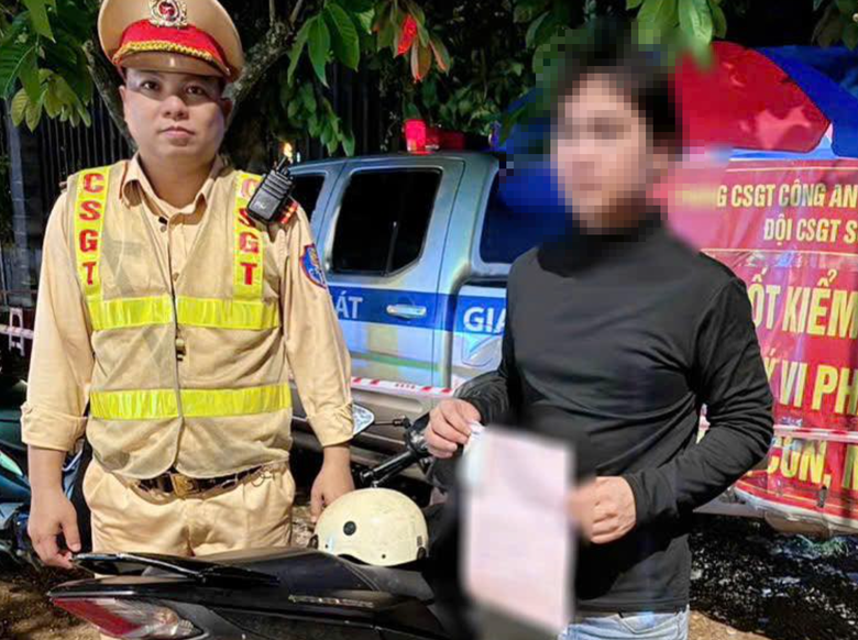 Kiểm tra trên QL20 phát hiện tài xế xe buýt dương tính với ma túy- Ảnh 2. Kiểm tra trên QL20 phát hiện tài xế xe buýt dương tính với ma túy- Ảnh 2.