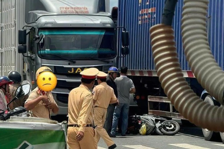 Xe m&aacute;y chở 3 người va chạm xe đầu k&eacute;o ở cửa ng&otilde; TP.HCM, 2 mẹ con tử vong thương t&acirc;m- Ảnh 1.