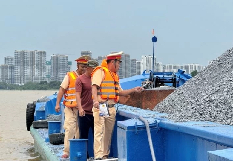 Đồng Nai: Kiểm tra hơn 300 phương tiện thủy, phát hiện 41 trường hợp vi phạm- Ảnh 1. Đồng Nai: Kiểm tra hơn 300 phương tiện thủy, phát hiện 41 trường hợp vi phạm- Ảnh 1.