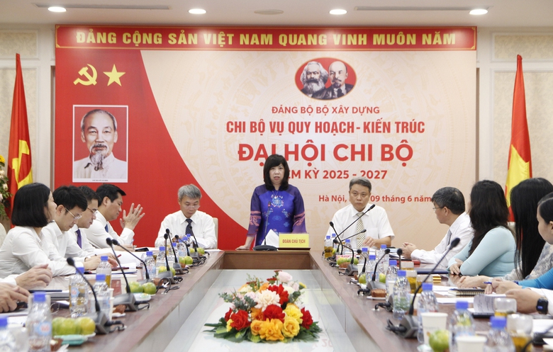 Đồng ch&iacute; Trần Thu Hằng, Vụ trưởng Vụ Quy hoạch - Kiến tr&uacute;c, B&iacute; thư Chi bộ Vụ Quy hoạch - Kiến tr&uacute;c ph&aacute;t biểu tại Đại hội.