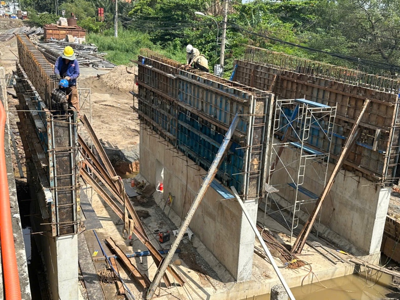 TP.HCM: Đắp phụ mái taluy đường cầu Tăng Long sau sự cố sụt lún- Ảnh 1. TP.HCM: Đắp phụ mái taluy đường cầu Tăng Long sau sự cố sụt lún- Ảnh 1.