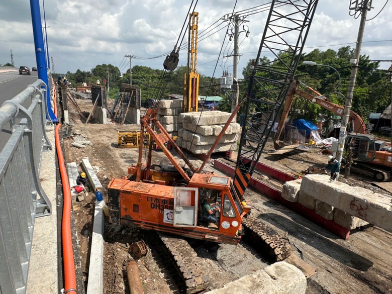 TP.HCM: Đắp phụ m&aacute;i taluy đường cầu Tăng Long sau sự cố sụt l&uacute;n- Ảnh 5.