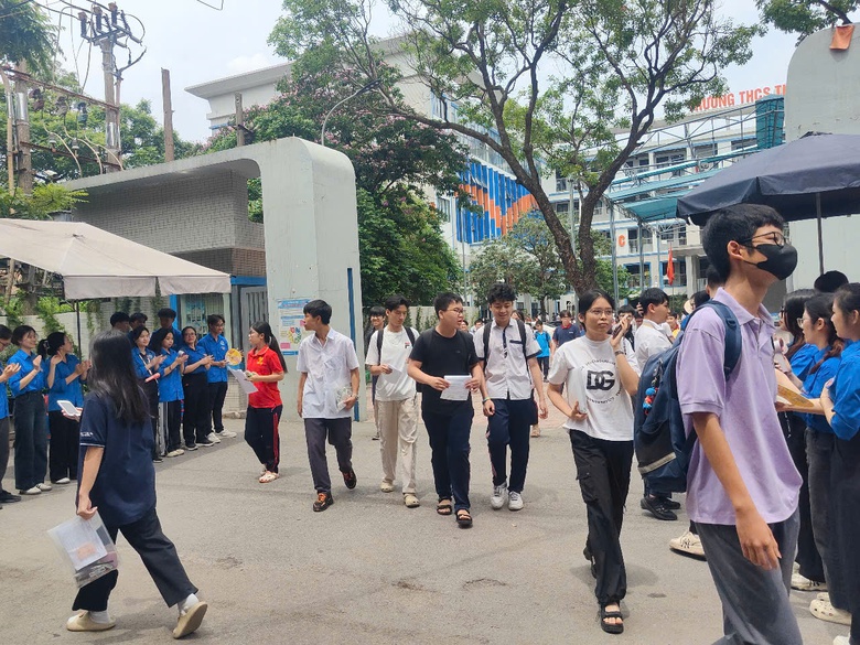 Gần 13.100 th&iacute; sinh H&agrave; Nội tiếp tục thi v&agrave;o lớp 10 chuy&ecirc;n- Ảnh 6.
