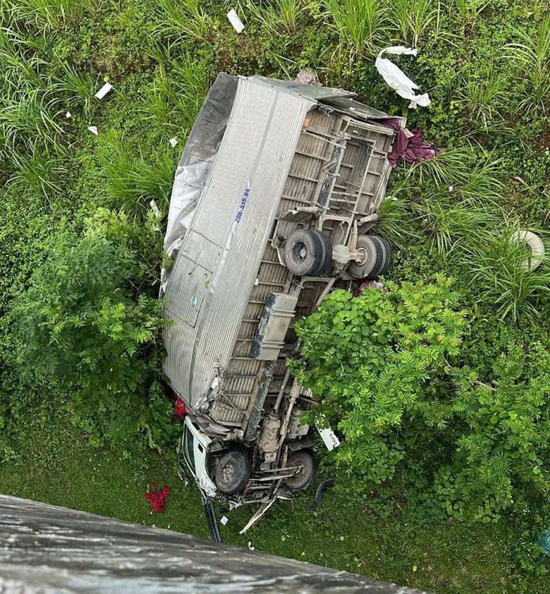 Tai nạn tr&ecirc;n đường Hồ Ch&iacute; Minh, xe tải văng khỏi cầu, 1 người tử vong- Ảnh 2.